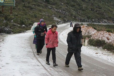 Những em bé dân tộc mặc thật ấm để chống chọi lại với trời tuyết.